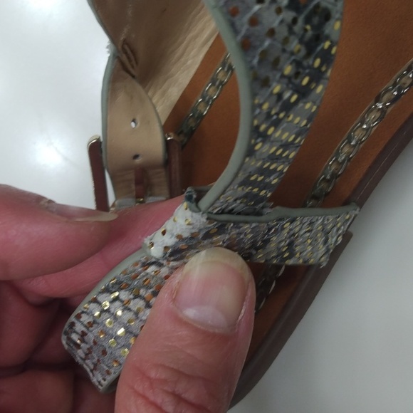 VINCE CAMUTO LEATHER SNAKE PRINT STRAPPY SANDALS - Picture 9 of 9